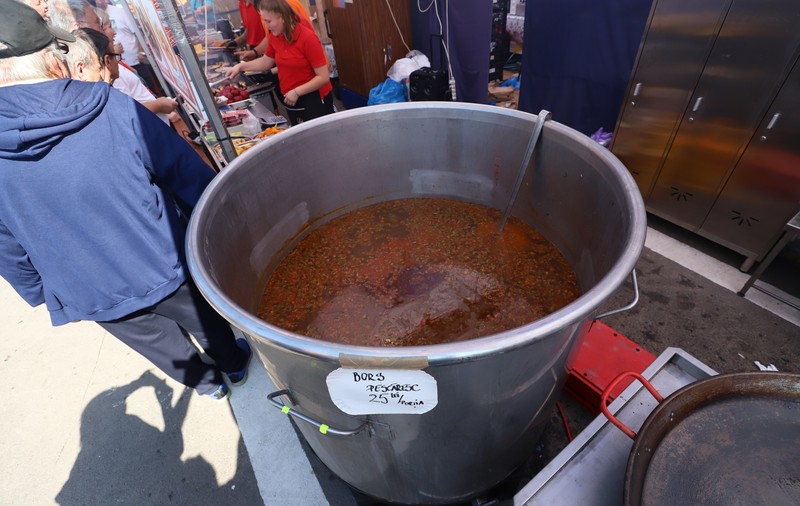 Secrete culinare de la Festivalul Borșului Lipovenesc din Jurilovca. Fără morcov, dar cu ardei și țicore de baltă: „Adevăratul gust îl dau oasele!” | FOTO REPORTAJ