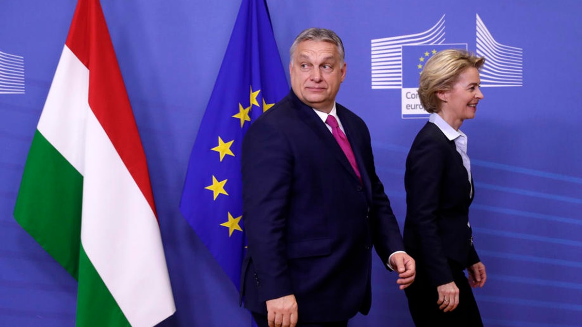 Premierul Ungariei, Viktor Orban, alături de preşedinta Comisiei Europene, Ursula von der Leyen. Foto: EPA
