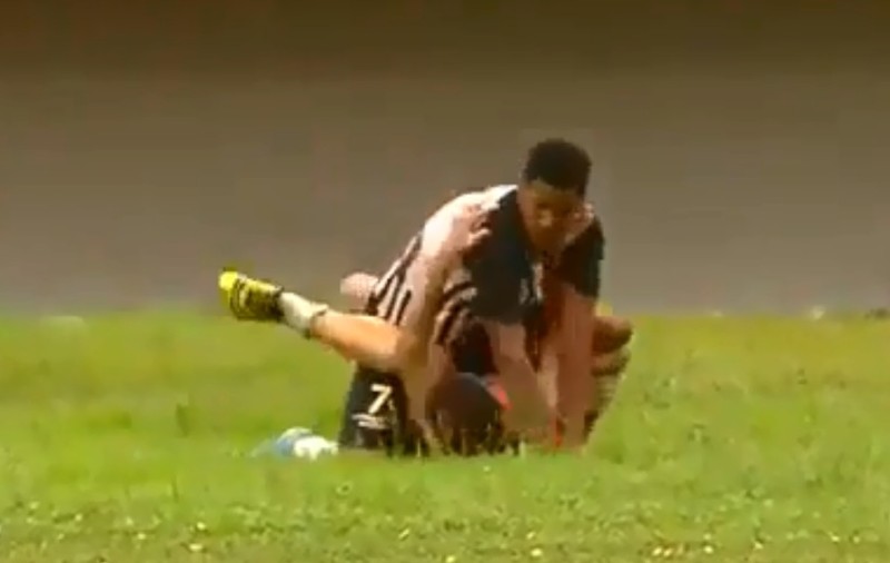 Fotbalistul brazilian Jefferson Reis a bătut un copil de mingi în timpul unui meci! Atenție, scene care vă pot afecta emoțional! | VIDEO