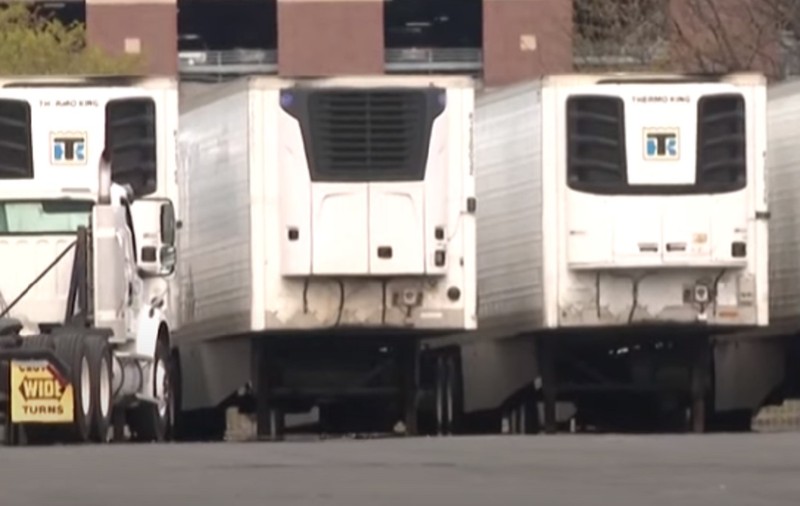 VIDEO | Morţii nu mai au loc în spitalele din New York. Trupurile neînsuflețite sunt ținute în camioane frigorifice