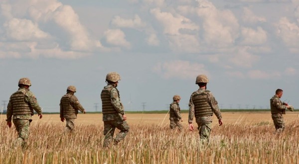 Un grup de militari caută pe un câmp de lângă Padina, județul Buzău, rămășițe de rachetă și dronă, după ce un avion F-16 a lovit o dronă. Poză cu caracter ilustrativ. Foto: Libertatea/ Eli Driu