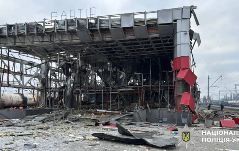Cum arată gara Fastiv din Ucraina, distrusă complet de un atac aerian masiv rusesc: trenurile au ars, clădirile au devenit ruine