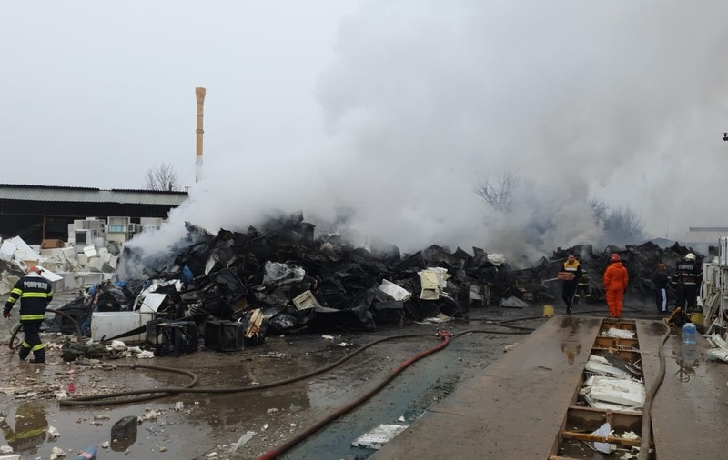 Firma care deține depozitul din Popești-Leordeni mistuit de incendiu duminică nu are autorizație ISU