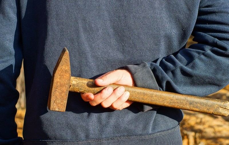 Român desfigurat cu ciocanul pe stradă, în Olanda, și acuzat că vrea să ucidă „cu magie neagră”: „Ajutor!”
