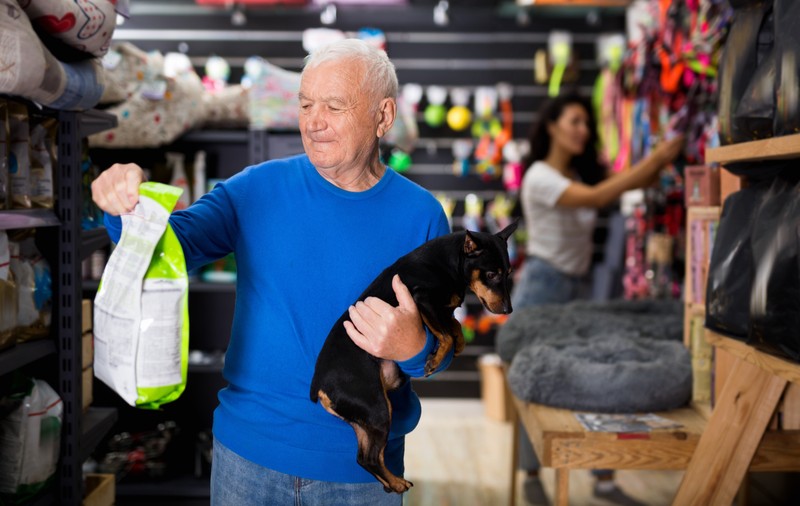 „Pensionarii își vând din casă pentru cățel sau pisică”. Mâncarea pentru animalele de companie s-a scumpit cu până la 35%