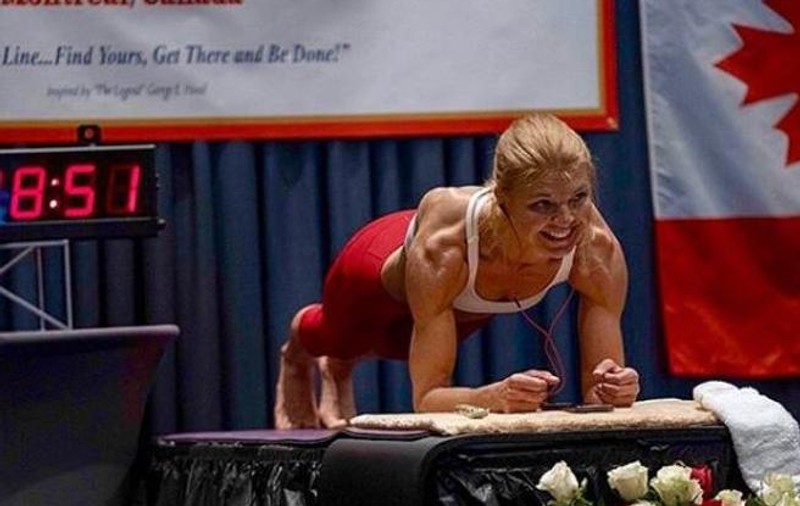 VIDEO / Dana Glowacka, profesoară de yoga, a stabilit un nou record mondial la planking: 4 ore și 20 de minute!