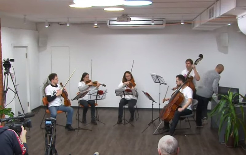 Un festival de muzică clasică, intitulat „Concert printre explozii”, se desfășoară într-un buncăr din Harkiv