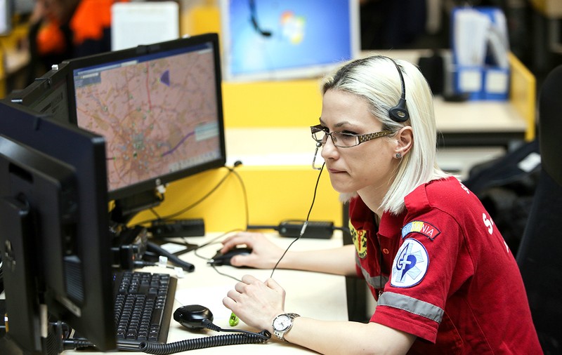 Sistemul de urgență în România versus SUA: Operatorii 911 sunt instruiți, dispecerii 112 par puși acolo prin tragere la sorți
