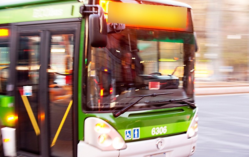 SCANDAL DE PROPORŢII ÎN FRANŢA! "Românii nu urcă în autobuz! Români murdari, sunteţi precum câinii"