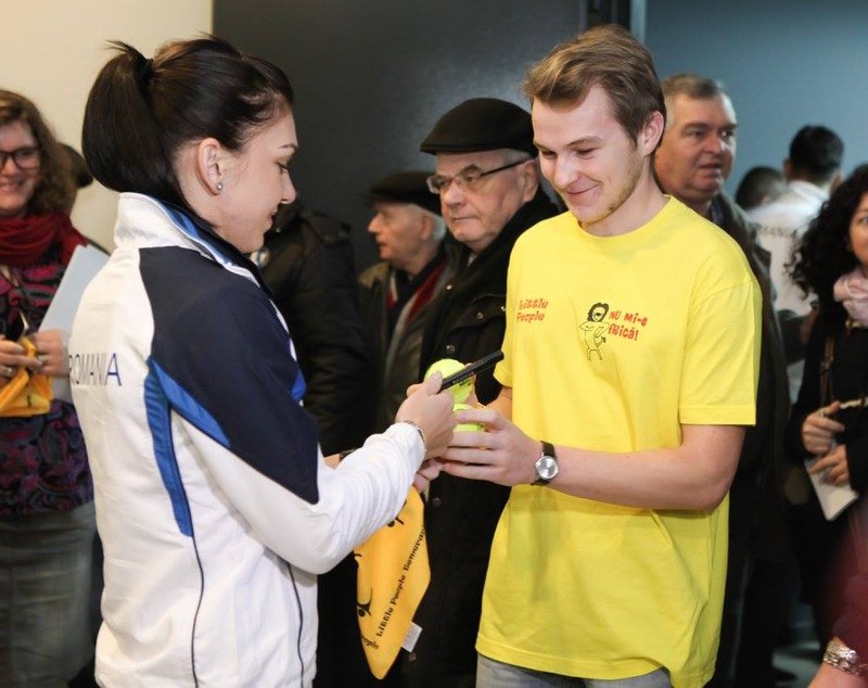”Pretty Woman” Simona Halep luptă pentru o cauză socială. Antrenamente à la Federer. Vineri, tragerea la sorți a meciului cu Cehia, din Fed Cup