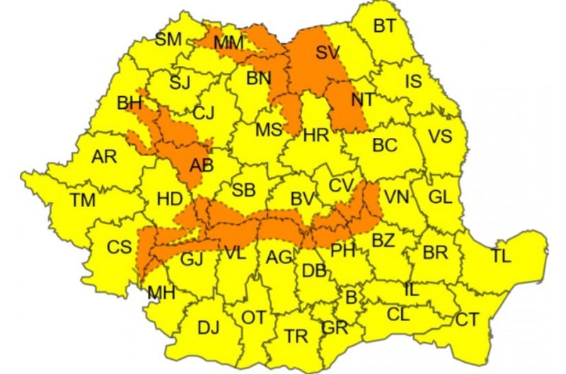 De luni, ora 16.00, toată țara e sub cod galben și portocaliu de ninsori şi vânt puternic. Atenționările sunt valabile până marți dimineață