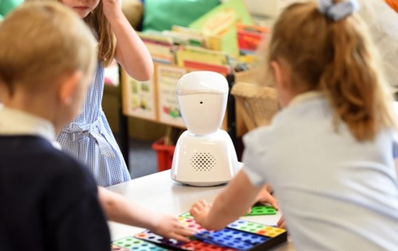 Un robot merge la școală în locul unui băiat din Germania cu probleme medicale. „Elevii vorbesc cu roboțelul”