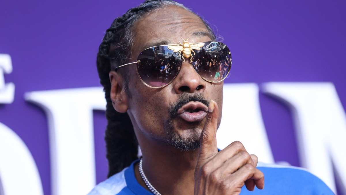 Rapper-ul Snoop Dogg s-a autoproclamat cel mai sexy bărbat. În ce ipostază s-a afișat în fața fanilor