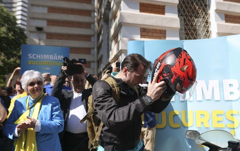 Sebastian Burduja și-a depus candidatura pentru Primăria Capitalei. A venit pe motocicletă la eveniment. Ce mesaj a avut pentru Nicușor Dan