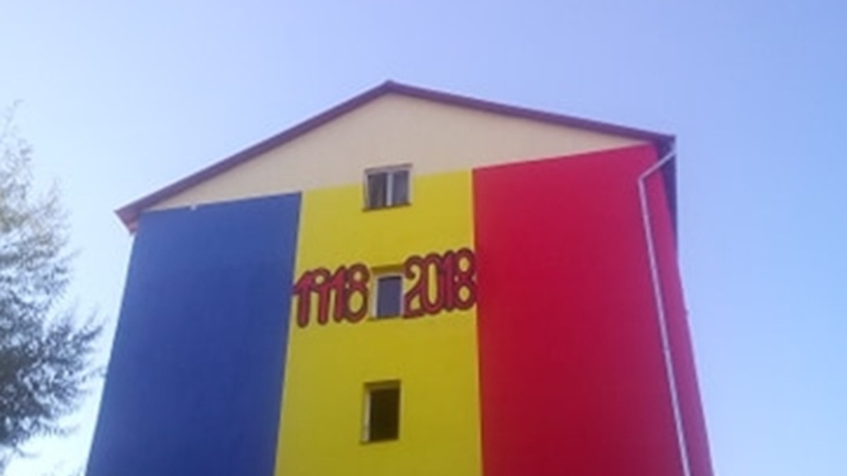 Blocul zugrăvit în tricolor la Timișoara îi aduce administratorului o amendă. Cum s-a ajuns aici