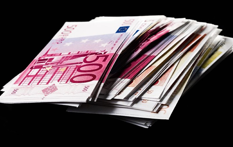 Un bancher a furat o avere de la clienți milionari și s-a angajat să dea banii înapoi în 208 ani