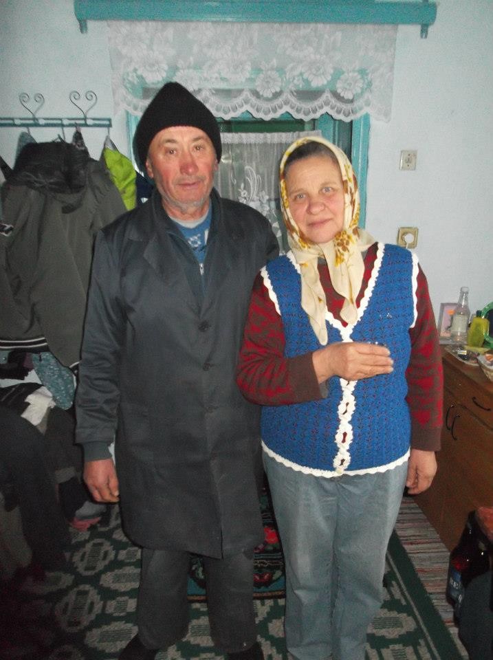 Vasile și Florica Țurcanu, în casa lor din satul în care s-au născut