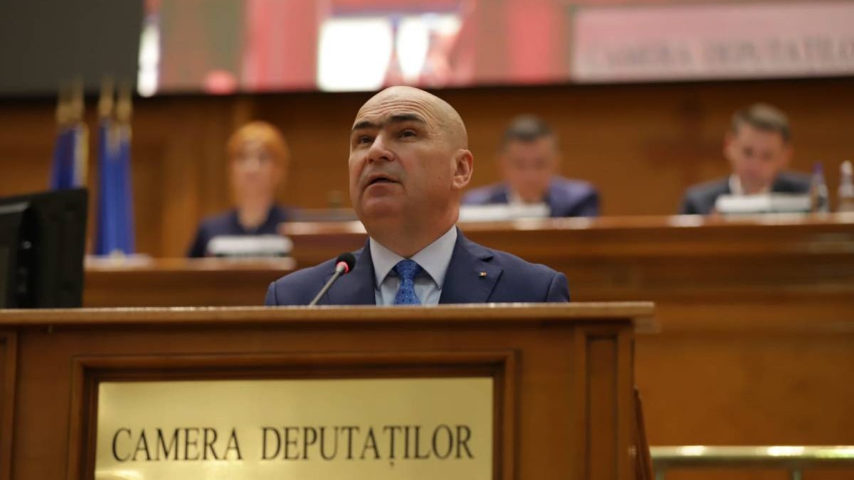 Premierul Ilie Bolojan în Parlamentul României, în momentul în care își asumă răspundere pentru planul de măsuri fiscale.