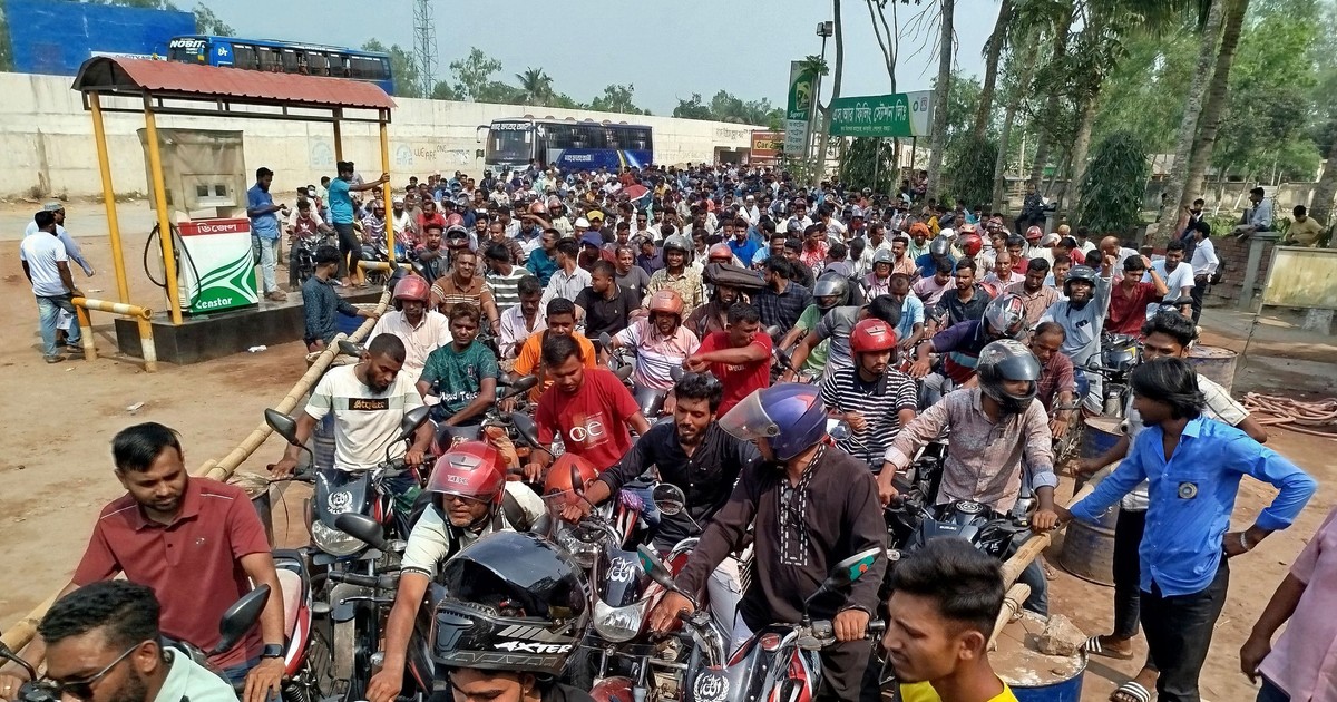 motocicliști la coadă pentru a alimenta la o benzinărie dn Bangladesh.