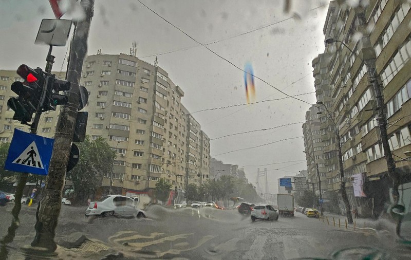 Șoferii din București se bucură de codul roșu de ploi: „Zici că a venit Crăciunul mai devreme!”
