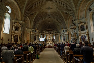 Interiorul bisericii franciscane, în timpul slujbei de deschidere a pelerinajului de Rusalii, de vineri seară