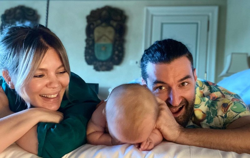 Smiley și Gina Pistol, prima vacanță alături de fiica lor. Mesajul transmis de artist la început de an. „Eu sunt cu familia”