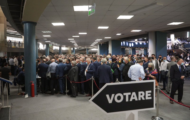 Cum se votează la congresul PNL. Îmbulzeală la cabine, premierul Cîțu spune că „evenimentul a fost organizat bine”