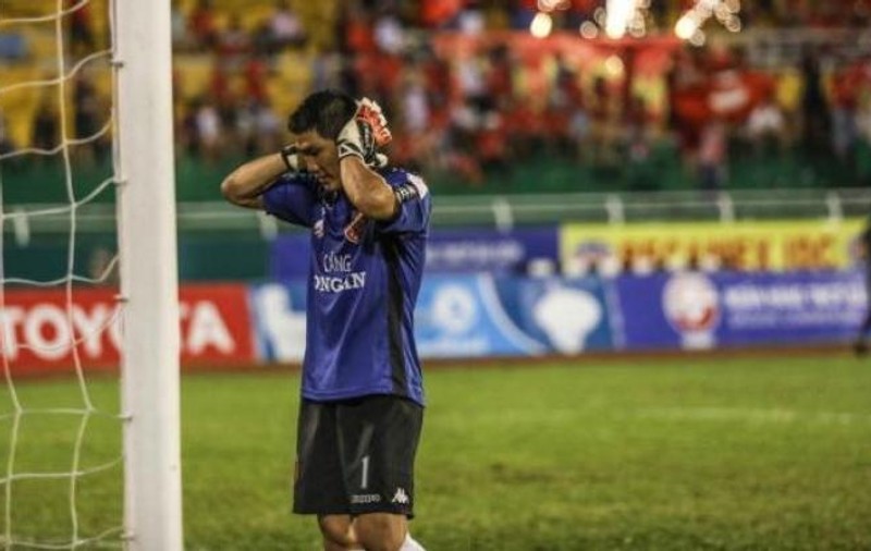 Portarul din Vietnam s-a întors cu spatele la penalty și a fost suspendat. ”A băut” după Dănălache / VIDEO