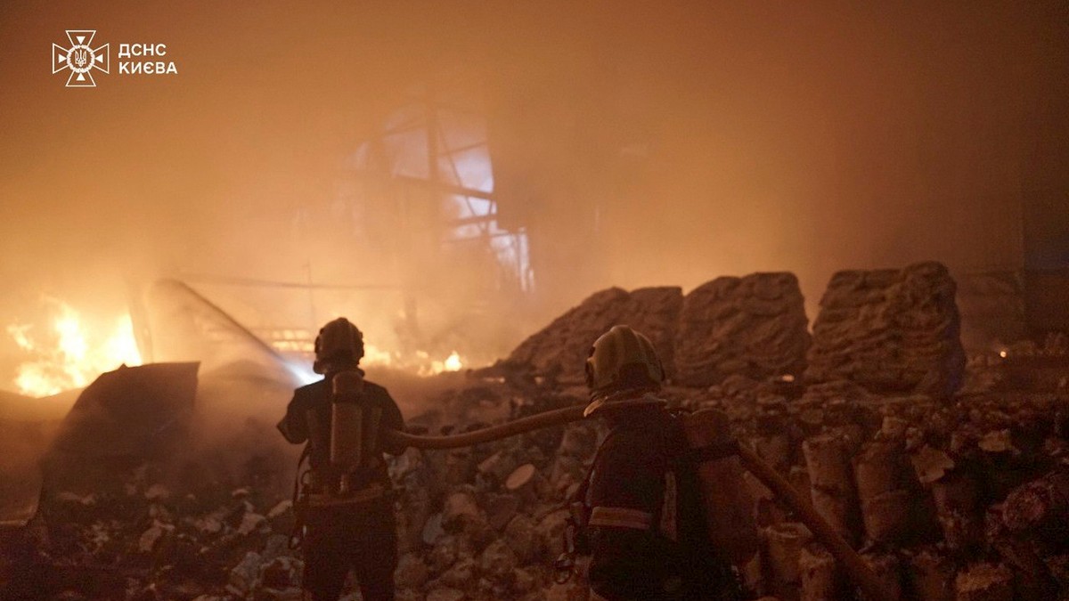 Kiev, 12 aprilie. Pompierii sting un incendiu izbucnit după un atac cu drone efectuat de ruși Foto: Profimedia