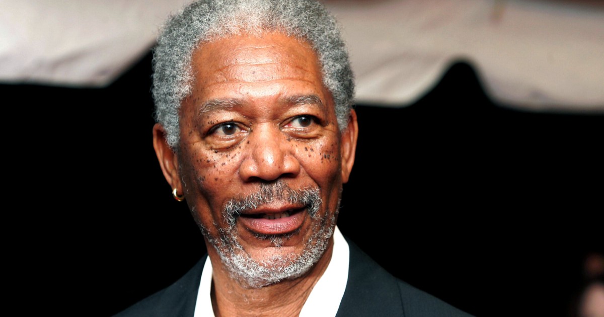 Morgan Freeman în costum negru și cămașă albă.