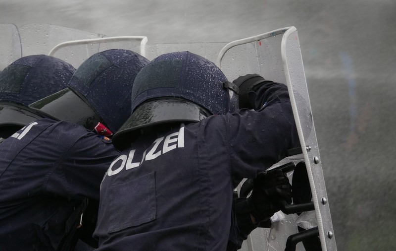 Poliția a arestat un tânăr suspectat de terorism, după ce amenințase că „va tăia capul polițiștilor”, în Austria. Mama lui a călcat cu mașina doi agenți ai trupelor speciale