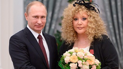Vladimir Putin îi oferă un buchet de flori Alei Pugaciova