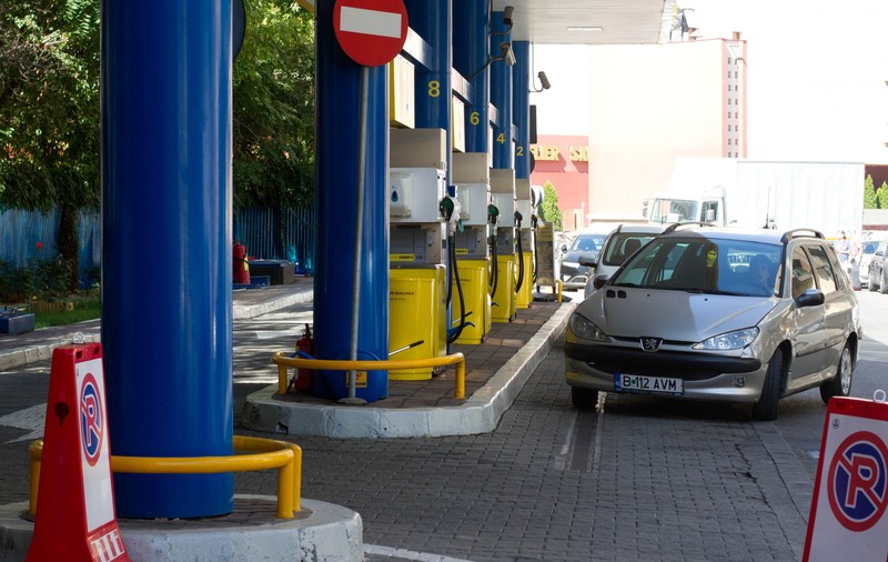 O persoană își alimentează automobilul cu carburant, în București. Foto: Mediafax