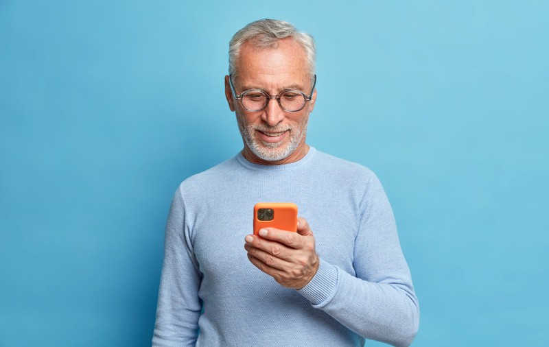 6 lucruri de care să ții cont înainte de a alege un telefon pentru seniori