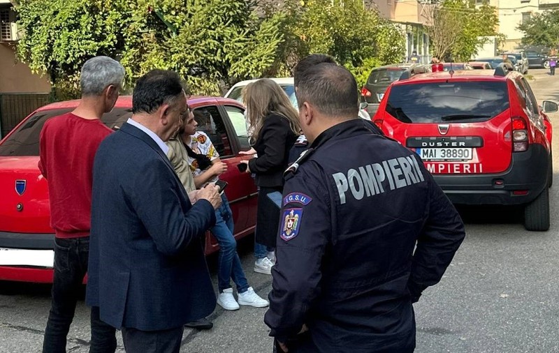 Peste 600 de persoane au fost evacuate dintr-un bloc și o școală din Mioveni, după ce a fost semnalat un miros puternic de gaz