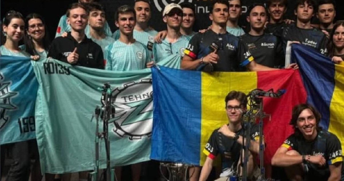 Echipa de robotică TehnoZ de la Colegiul Național «Zinca Golescu» din Pitești a obținut o victorie impresionantă la concursul Maryland Tech Invitational (MTI) din Statele Unite. În poză sunt liceeni care țin steagul României