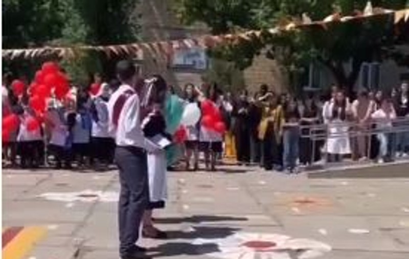 „Putin este diavolul”. Gestul unei eleve din Daghestan, la ceremonia de final de an