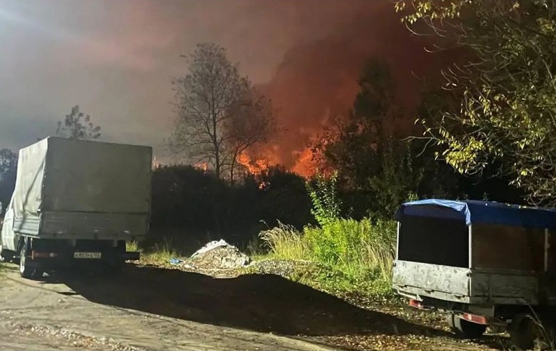 Un incendiu de amploare a izbucnit la cel mai mare depozit de petrol din regiunea Moscova după un atac masiv cu peste 600 de drone atribuit Ucrainei. Foto: Telegram / Supernovaplus