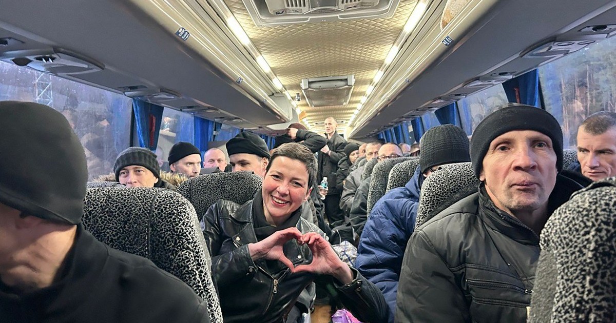 Deținuți politici belaruși, cu Maria Kolesnikova în centrul imaginii, aduși cu autocarul în Ucraina Foto: Profimedia