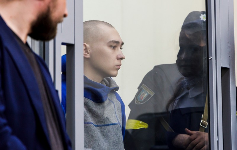 Primul soldat rus judecat în Ucraina pentru crime de război a pledat vinovat pentru uciderea unui civil. Ce pedeapsă riscă