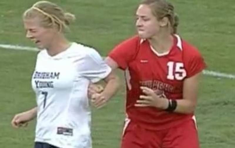 O jucătoare de fotbal feminin a şocat prin violenţa pe teren