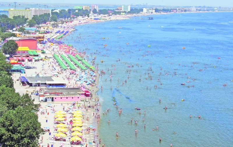 Chiar dacă sunt nemulţumiţi de condiţiile de pe Litoral, românii au devenit patrioţi: «Tot la noi e mai frumos!»