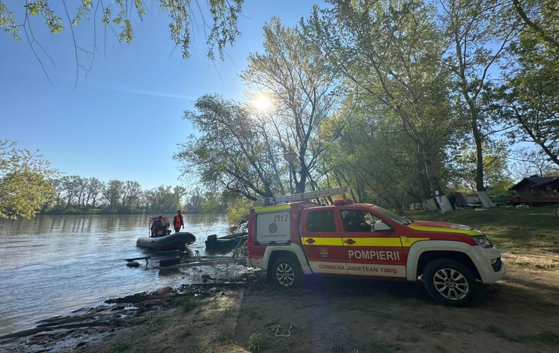 Conducătorul bărcii care s-a răsturnat în râul Mureș a fost reținut. Bărbatul era sub influența alcoolului