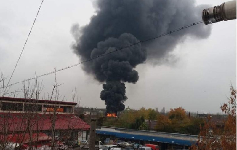 Incendiu puternic în Târgovişte. Tone de deşeuri electrocasnice au fost distruse  de flăcări