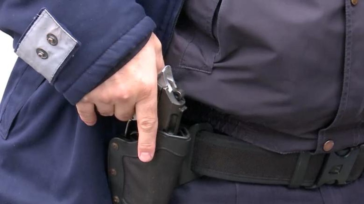 Un bărbat care a înjunghiat o femeie pe stradă a fost împușcat de un polițist!