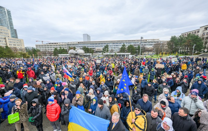 Mii de oameni au protestat în Bratislava, după ce premierul Robert Fico s-a întâlnit cu Vladimir Putin: „Gata cu Rusia”