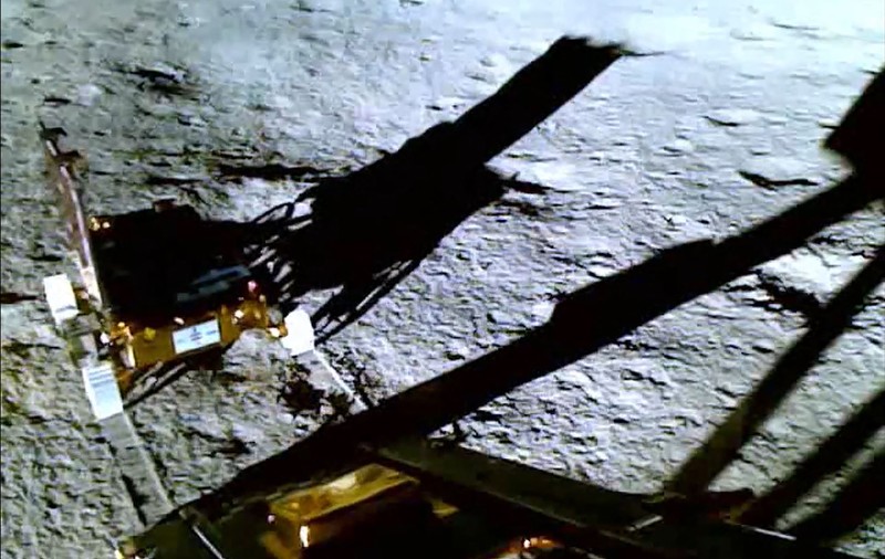 Roverul trimis de India pe Lună confirmă prezența sulfului la polul sud al satelitului. Ce alte elemente chimice au mai fost descoperite