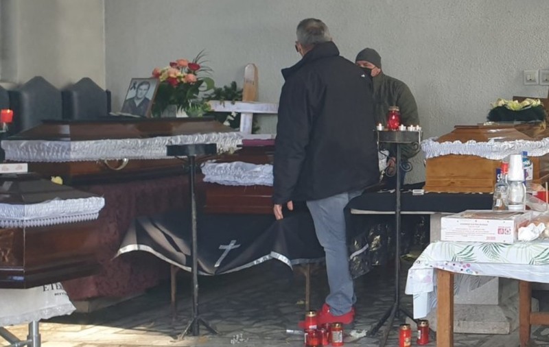 Imagine sumbră din capela unui cimitir ieşean, unde nu mai încap sicriele celor cu COVID