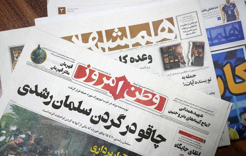 Presa iraniană, după atacul asupra lui Salman Rushdie: „Mâinile celui care a sfâșiat gâtul dușmanului lui Dumnezeu trebuie sărutate”