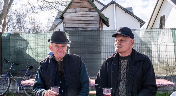 Doi pensionari beau la o masa